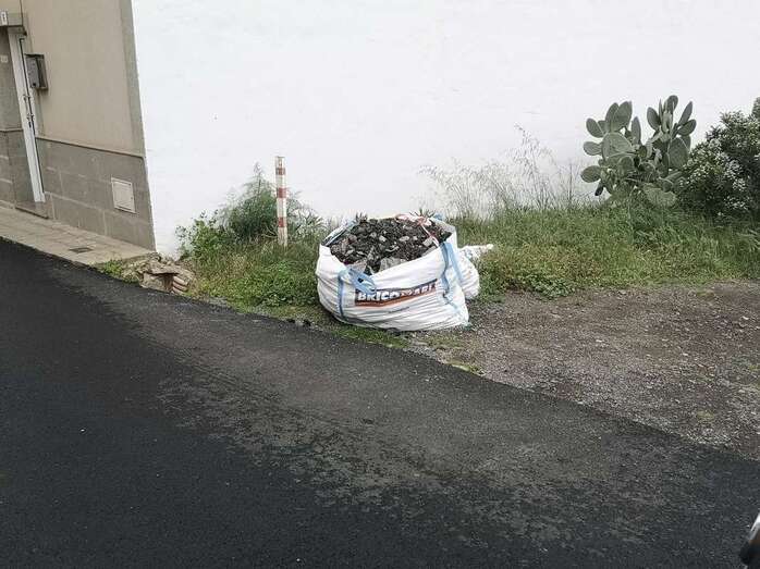 Imagen de una de las sacas abandonadas en las calles de Lomo Magullo / TA